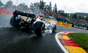 F1比利时斯帕大奖赛回放视频 - 赛车在艾尔罗格弯高速通过