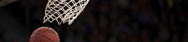 178赛事直播平台NBA季后赛直播画面 - 篮球运动员扣篮瞬间