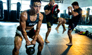 UFC选手备战训练日常 - 高强度体能训练与技巧打磨